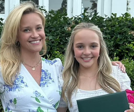 «Слезы радости»: Риз Уизерспун поделилась кадрами с выпускного племянницы Эбби Джеймс