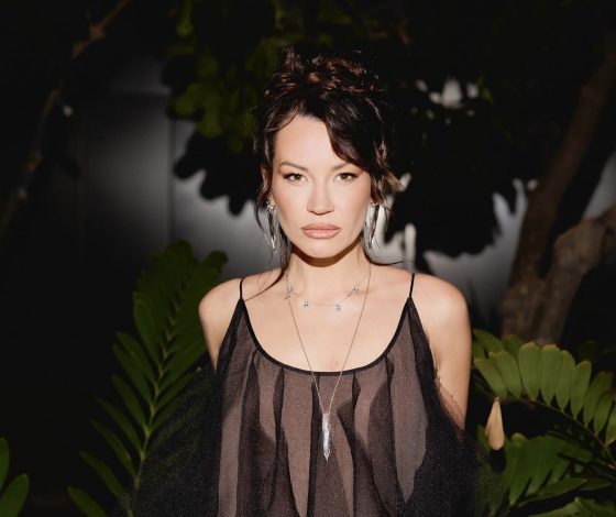 «Я начала задумываться о ринопластике»: Ида Галич рассказала, как отказ от фильтров в соцсетях повлиял на ее самооценку