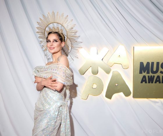 Будто с Met Gala: певица Севиль вышла на красную дорожку с короной-нимбом вокруг головы