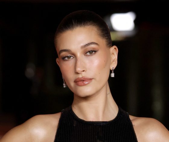 Дутая кожаная куртка, как у Хейли Бибер, – самый стильный и теплый выбор на этот сезон. Смотри, как она ее носит