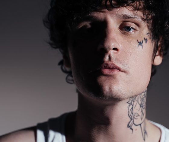 Я всегда умел писать сложные тексты, просто в какой-то момент об этом забыл: Мукка о новом альбоме, культе личности и о том, как круто быть таким, как все