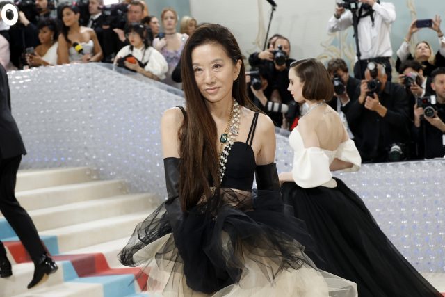 «Я бы выглядела как плохой скунс»: модельер Вера Вонг поделилась своим секретом красоты накануне 75-летия