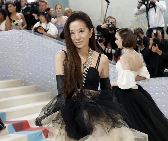 Редкий выход: Вера Вонг в платье в пол и жемчужном ожерелье и Анна Винтур в серебристых блестящих ботинках