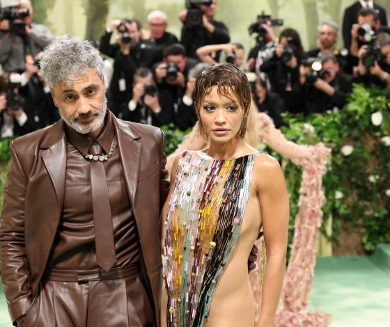 В костюме Евы: Рита Ора и Эмили Ратаковски пришли на Met Gala без белья