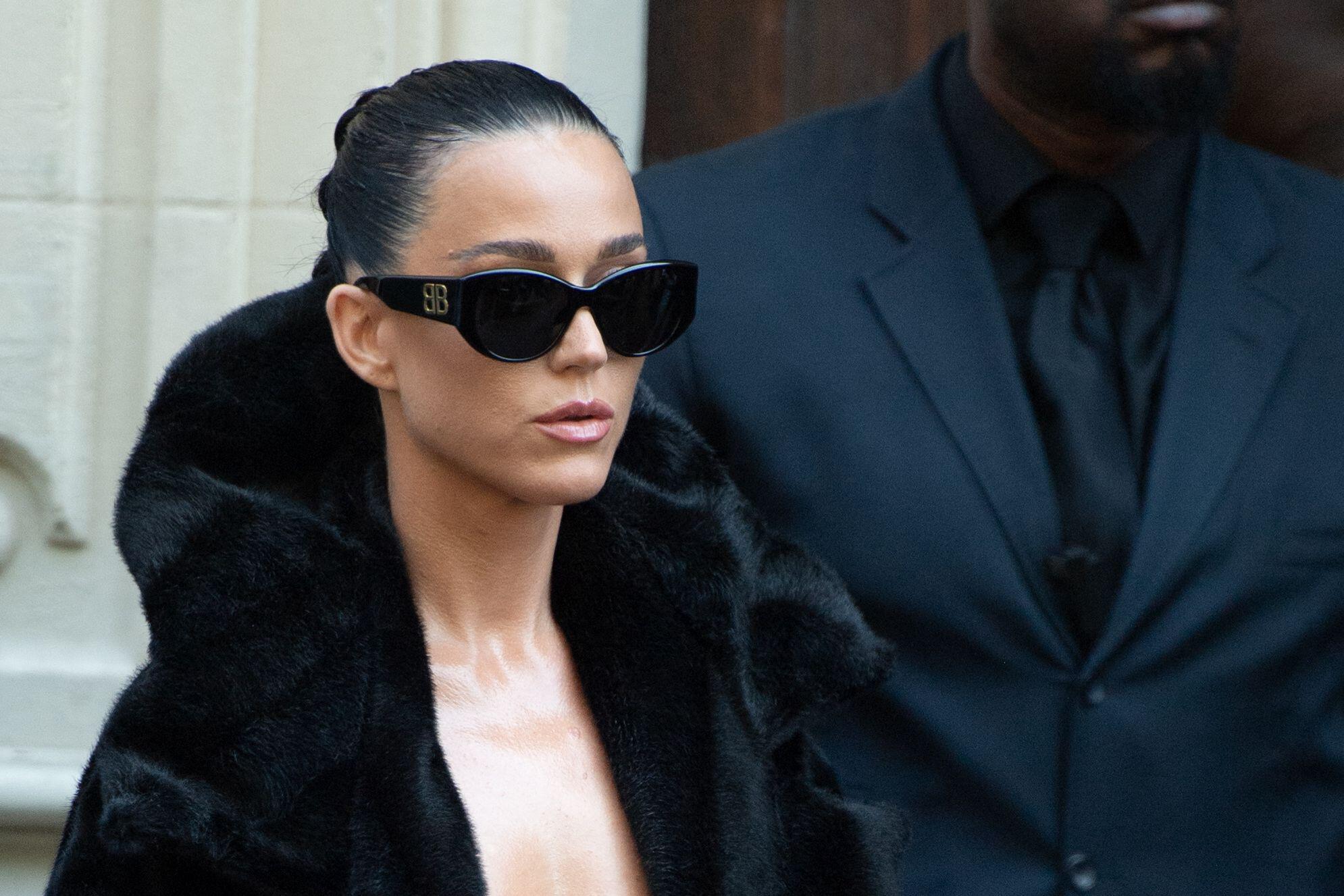 The new queen of shocks: Katy Perry appeared with a fur coat on her naked body
