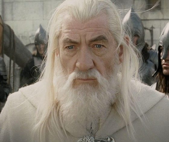 85-летний Иэн Маккеллен впервые появился на публике после падения со сцены