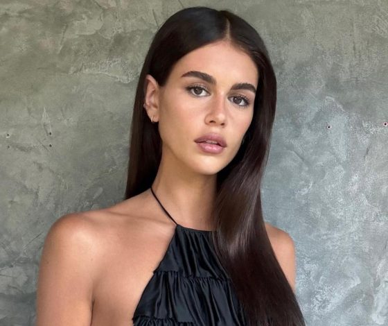 Носить коктейльное платье с белыми носками? Кайя Гербер уверенно голосует за