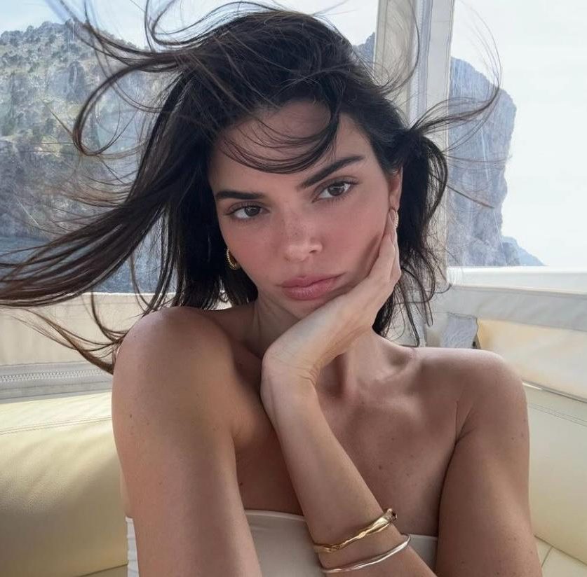 Kendall Jenner shows how to wear this year’s most stylish belt
