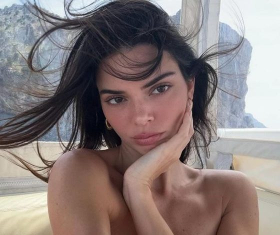 Кендалл Дженнер позирует в стильном горчичном бикини. Смотри фото