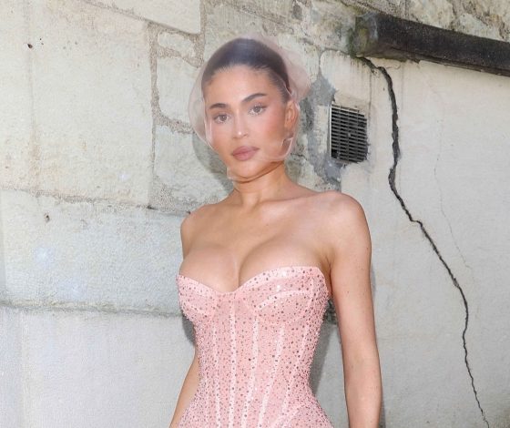 Кайли Дженнер эффектно появилась на модном показе, но стала мемом