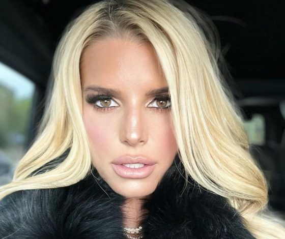 Редкое фото: 43-летняя Джессика Симпсон показала, как отдыхает с младшей дочерью