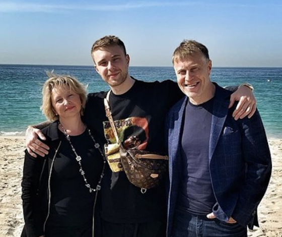 «Спасибо за жизнь»: Егор Крид подарил отцу дорогой автомобиль