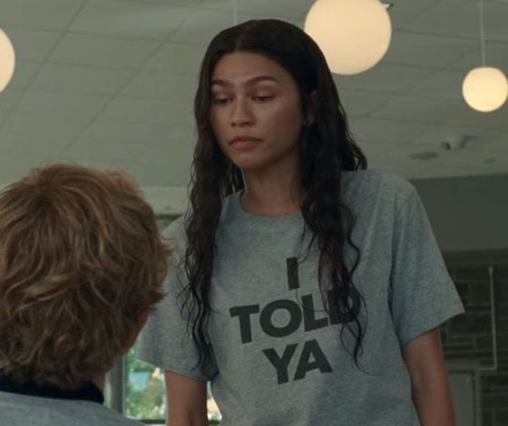 Как выглядит самая модная футболка сезона, которую носят Зендея, Дженнифер Лоуренс и другие модные инфлюенсеры?