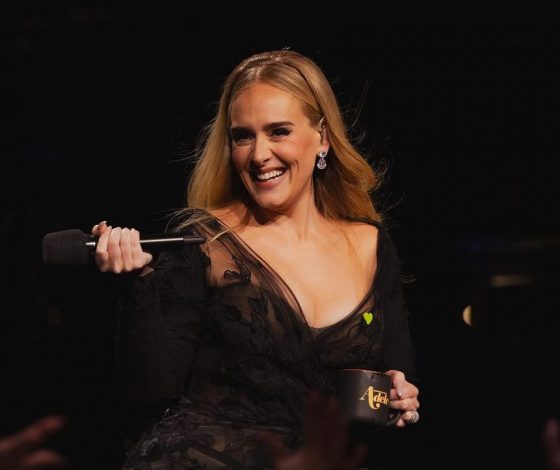 Адель показала помолвочное кольцо с огромным бриллиантом