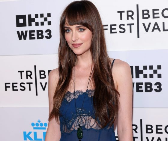 Дакота Джонсон носит полупрозрачное кружевное платье на красной дорожке и подтверждает большой тренд сезона