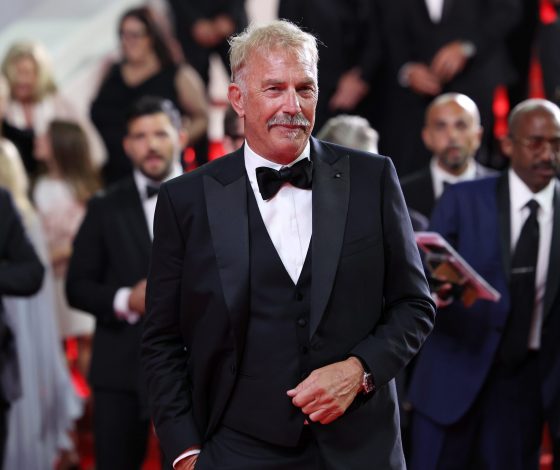 «По сути, я принял это»: Кевин Костнер рассказал, что был «невидимым телохранителем» для Уитни Хьюстон