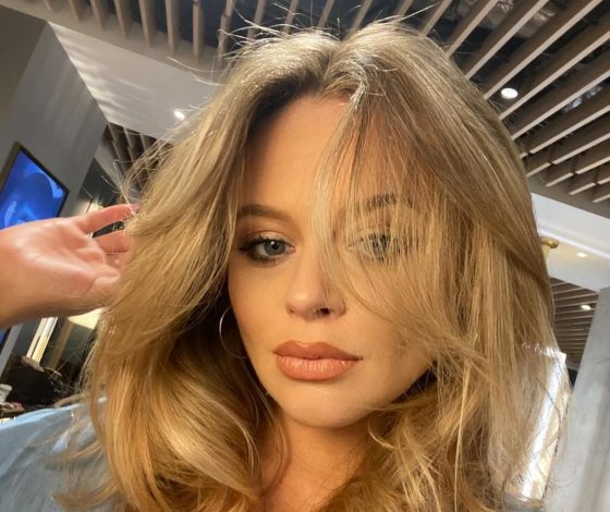 Звезда фильма «Почти женаты» Эмили Атак впервые стала мамой