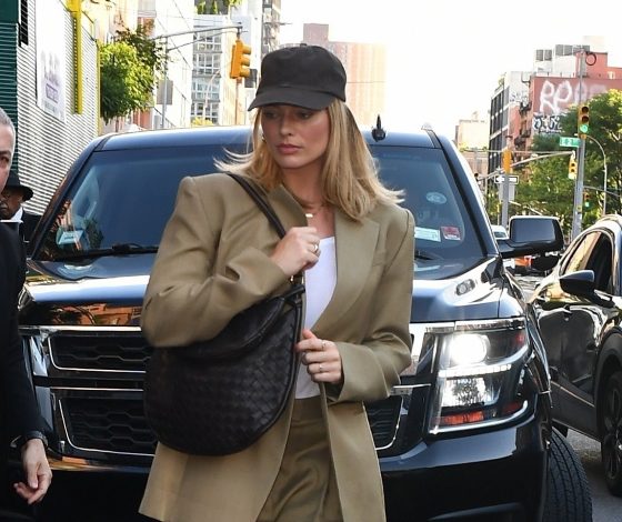 Марго Робби показывает нескучный костюм в офис, который не захочется снимать