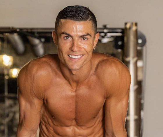 Криштиану Роналду опубликовал обнаженное фото в проруби