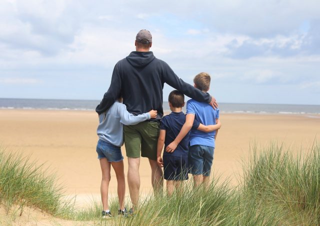 Принц Уильям снялся с детьми на пляже