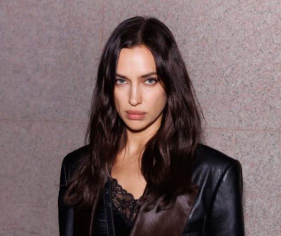 Ирина Шейк появилась в неожиданном образе без бровей на обложке журнала