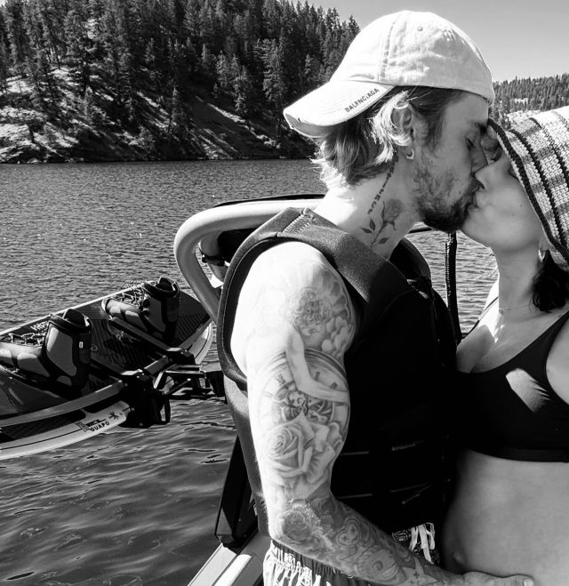 Момент счастья: Джастин Бибер целует беременную Хейли на отдыхе