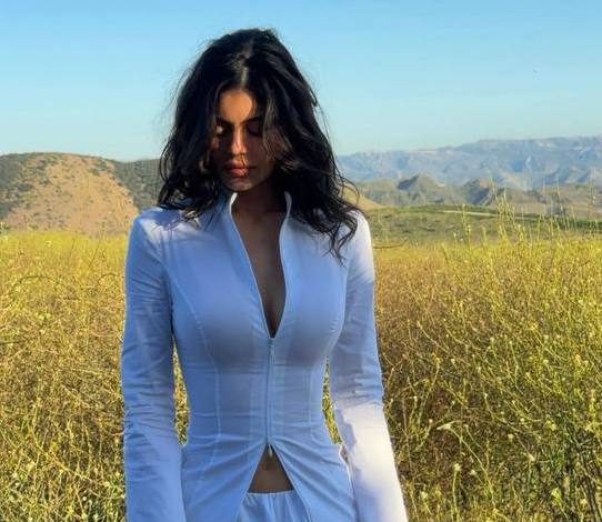 Кайли Дженнер носит самую трендовую юбку лета. И она точно тебе нужна