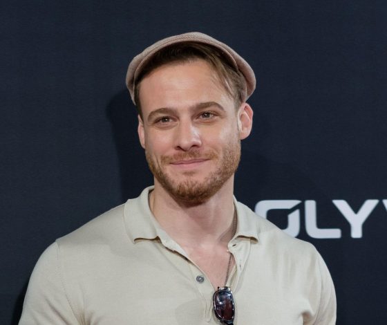 Керему Бюрсину – 37: самые «горячие» кадры со звездой сериала «Постучись в мою дверь»