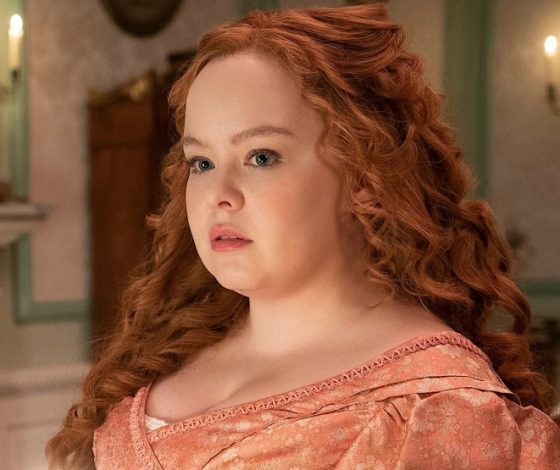 Звезда сериала «Бриджертоны» Никола Кохлан снялась для бренда Ким Кардашьян