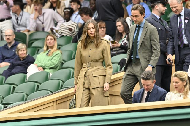 Мария Шарапова посетила матч Даниила Медведева в стильном костюме, который подойдет любой фигуре