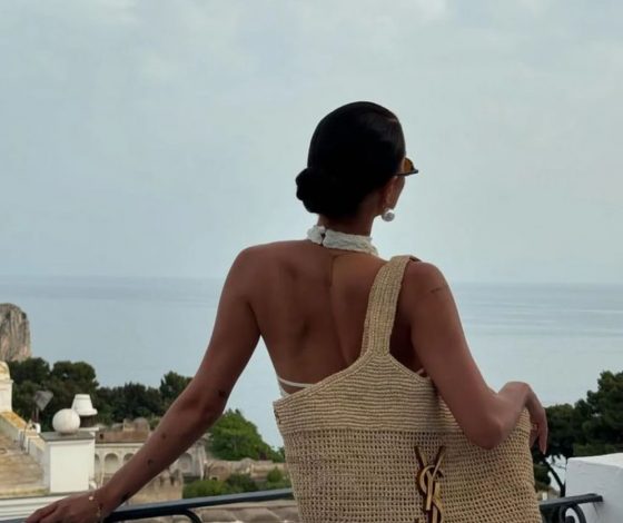 Эта сумка точно нужна тебе этим летом. Посмотри, как ее носит Анджелина Джоли