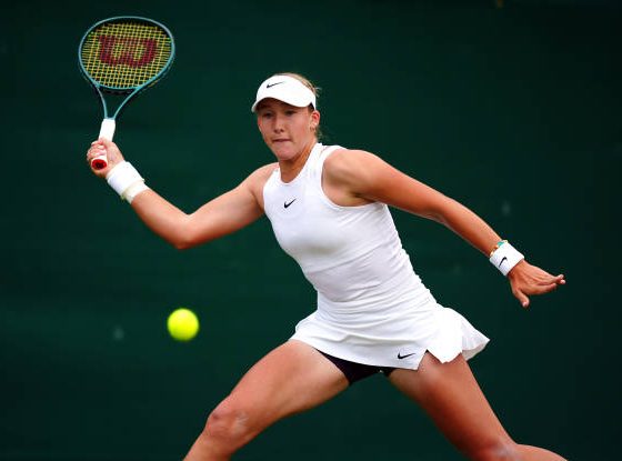 Жапондық әйелдің ішіне ер адамдар тобы кіреді