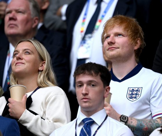 Эда Ширана застали за страстным поцелуем с супругой