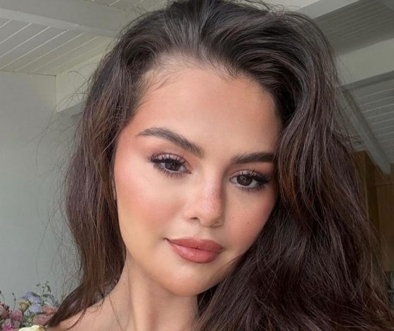 Селена Гомес показала новый осенний маникюр цвета яблочного сидра