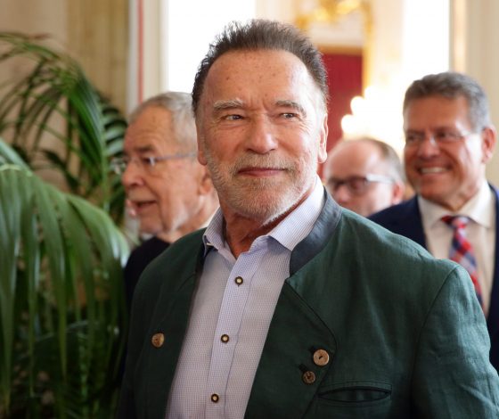 Арнольд Шварценеггер с внучками умилил подписчиков