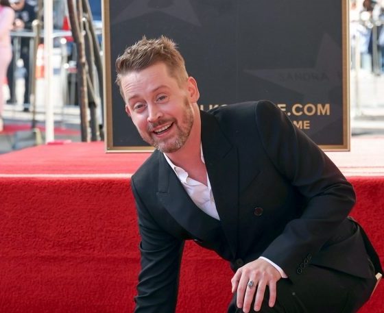 Редкое фото: Маколея Калкина заметили с возлюбленной и сыном на прогулке