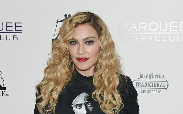 Мадонна впервые за долгое время вышла в свет с дочерьми-близнецами