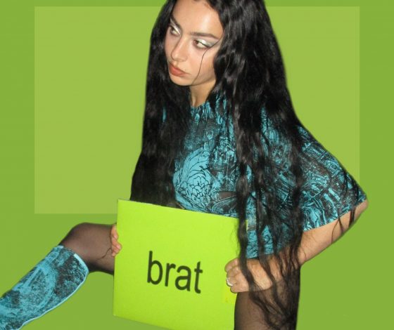 Свободные, несовершенные и без бюстгальтера: что такое эстетика Brat и почему она так популярна в Сети?