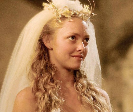 Кудри как у главной героини «Мамма Mia!» – модная пляжная прическа, для которой не нужна плойка