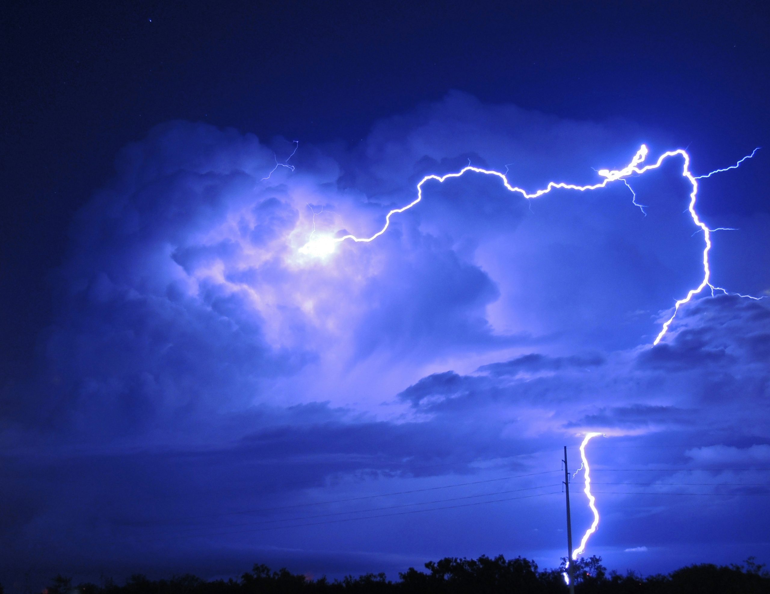 Muscovites warned about ball lightning. How to avoid danger