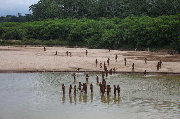 Редкое видео: снято крупнейшее племя Амазонии машко-пиро, изолированное от цивилизации