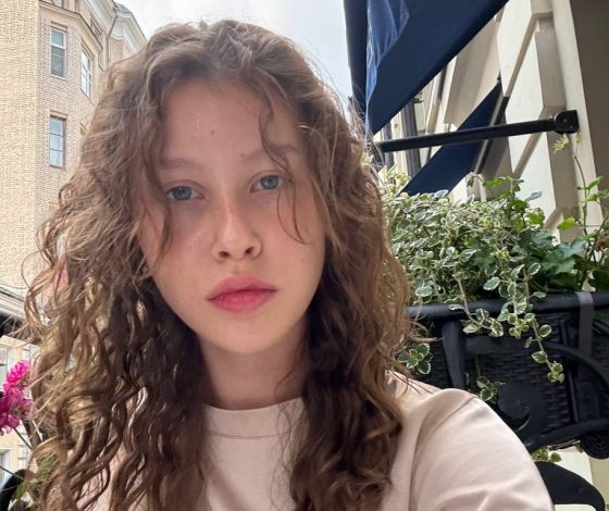 Собрала восторженные взгляды: Анна Пересильд в платье с экстремальным декольте вышла на красную дорожку