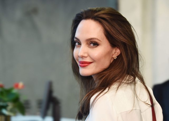 Редкий выход: Анджелина Джоли замечена на прогулке с сыном