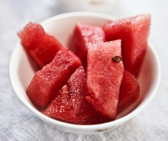 Как продлить жизнь разрезанному арбузу, если нет сил доедать