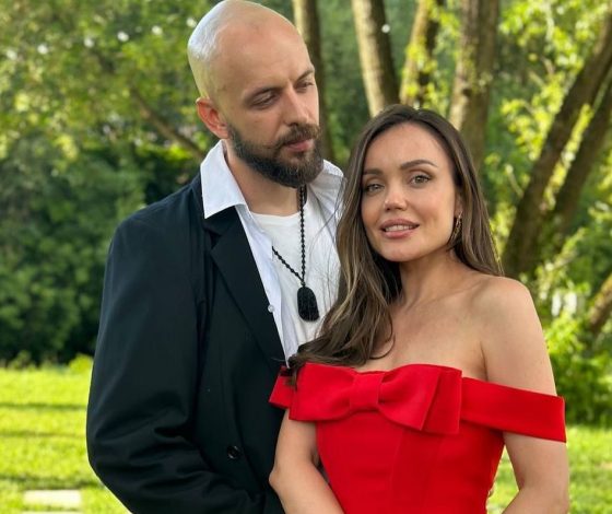 Рэпер ST и Ассоль с младшей дочерью впервые вышли на красную дорожку