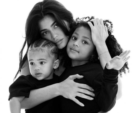 Кайли Дженнер рассказала о послеродовой депрессии: «Постоянно звонила маме и плакала в истерике»