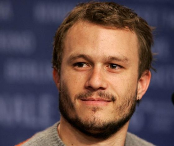 Дочь покойного Хита Леджера заметили на редкой прогулке с мамой