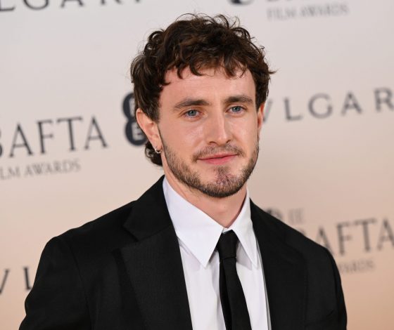 Пол Мескал прокомментировал скандальный слух о случайных связях: «Моя мама смотрела видео и расстроилась»