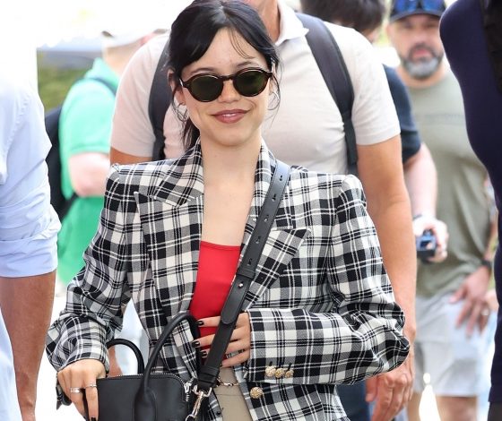 Дженна Ортега носит лоферы нескучного цвета, которые мы хотим этой осенью