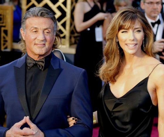 Сильвестр Сталлоне показал раритетное фото с супругой на пляже